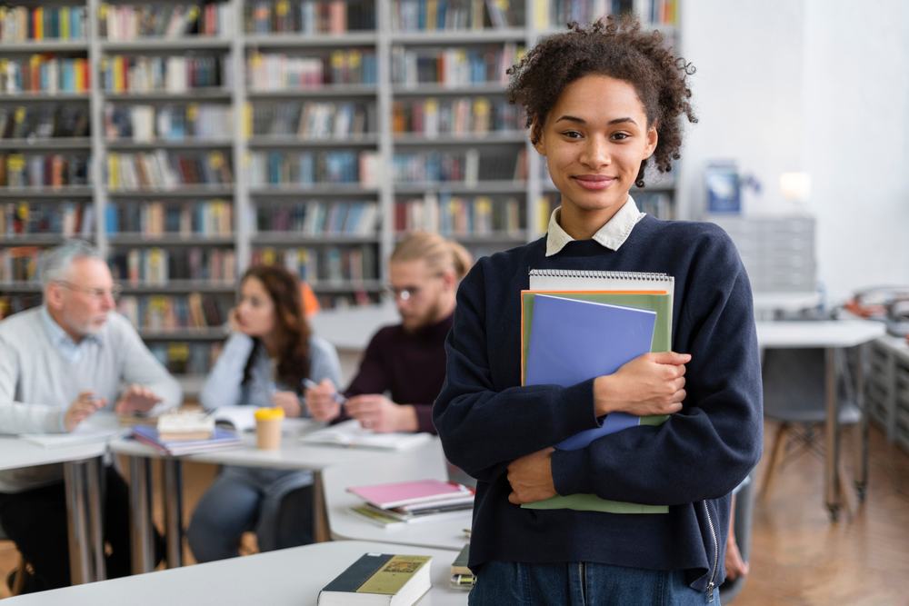 Como é o ensino médio? Entenda o currículo, disciplinas e a importância!